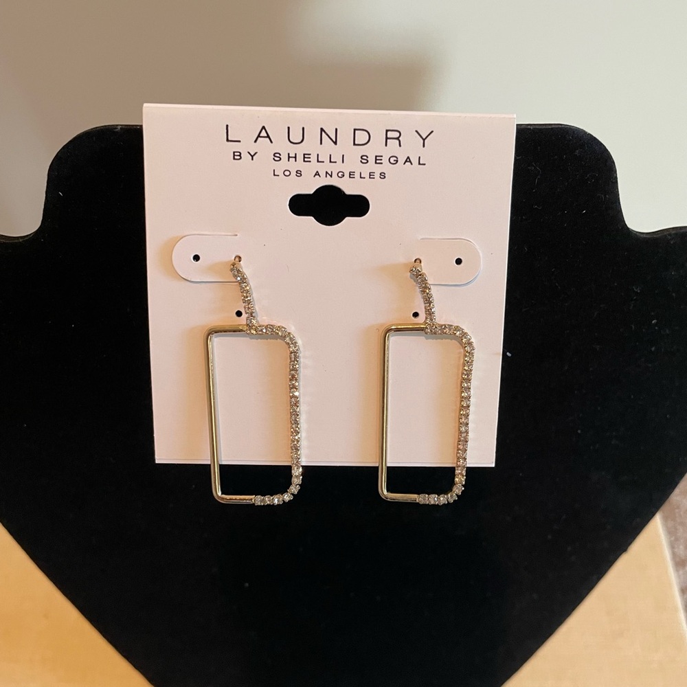 ⭐️🆕 Laundry by Shelli Segal Gold Rectangle Earrings - Picture 2 of 4
